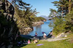 EFINOR Camping Krokane Florø - Liegewiese vom Campingplatz am Meer im Grünen