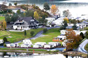Egenes Camping - Mobilheime, Wohnwagen und Hauptgebäude vom Campingplatz mit Blick auf den See
