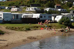 Egenes Camping - Wohnwagenstellplätze im Grünen auf dem Campingplatz mit Blick auf den See