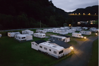 Egenes Camping - Blick auf den Wohnwagenstellplatz und den Wohnmobilstellplatz vom Campingplatz bei Nacht