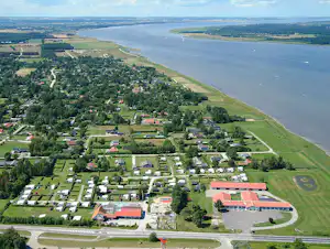 Egense Strand Camping - Campingplatz aus der Vogelperspektive mit Blick auf den Limfjord