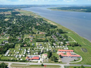 Egense Strand Camping - Campingplatz aus der Vogelperspektive mit Blick auf den Limfjord
