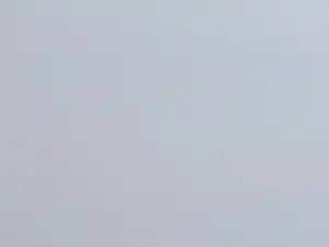 Heller Himmel mit feinen, kleinen Wolkenflecken, ohne erkennbare Gebäude oder Personen.