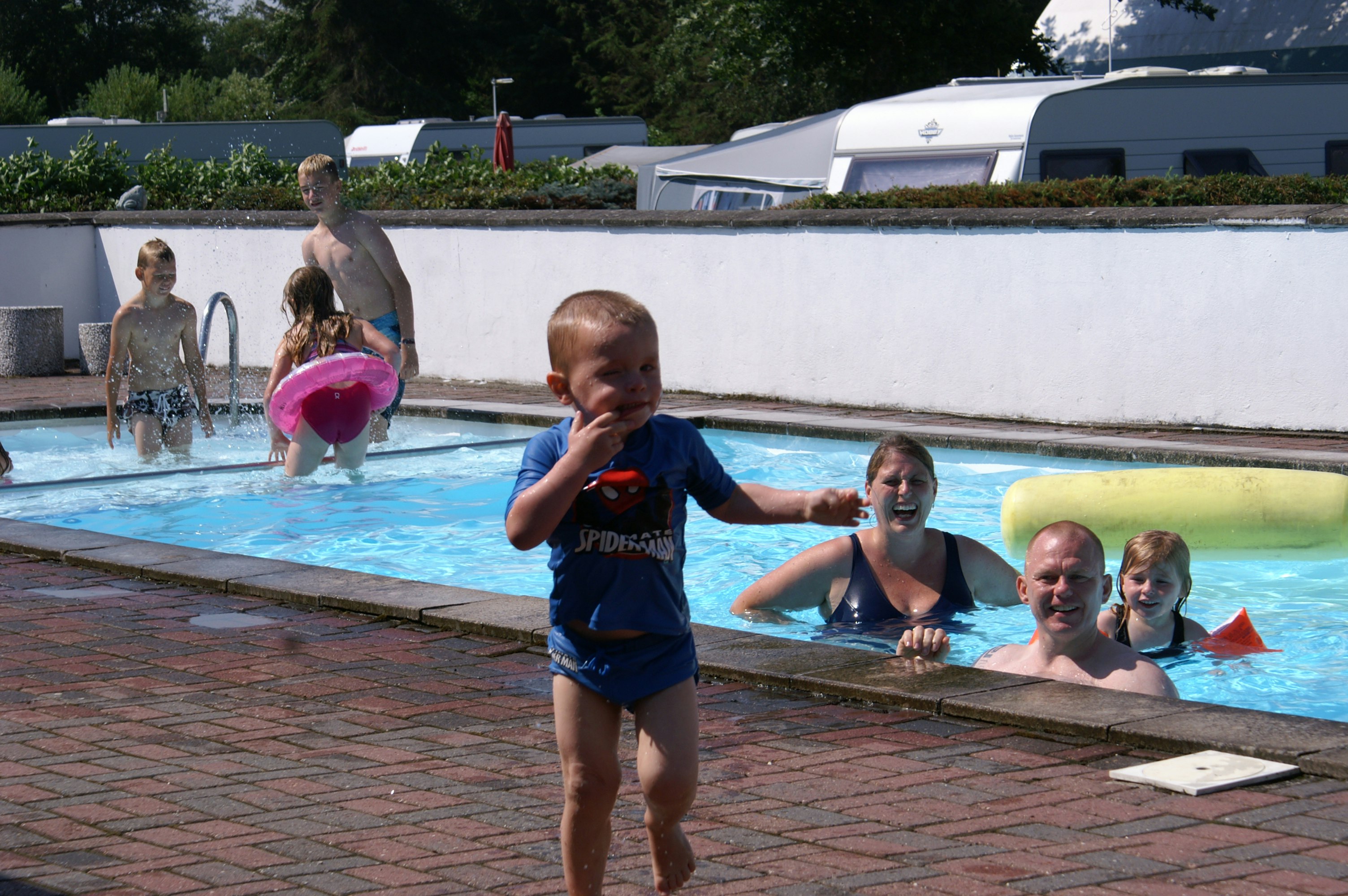 Egense Strand Camping - Gäste am Pool in der Sonne