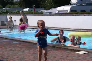 Egense Strand Camping - Gäste am Pool in der Sonne