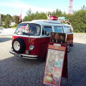 Egense Strand Camping - Kleinbus im Schatten auf dem Campingplatz