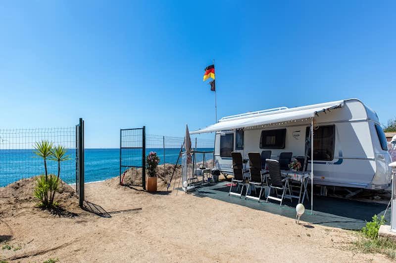 El Pinar Beach Camp  -  Wohnwagen- und Zeltstellplatz vom Campingplatz mit direktem Zugang zum Strand am Mittelmeer