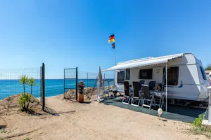 El Pinar Beach Camp - Wohnwagen- und Zeltstellplatz vom Campingplatz mit direktem Zugang zum Strand am Mittelmeer
