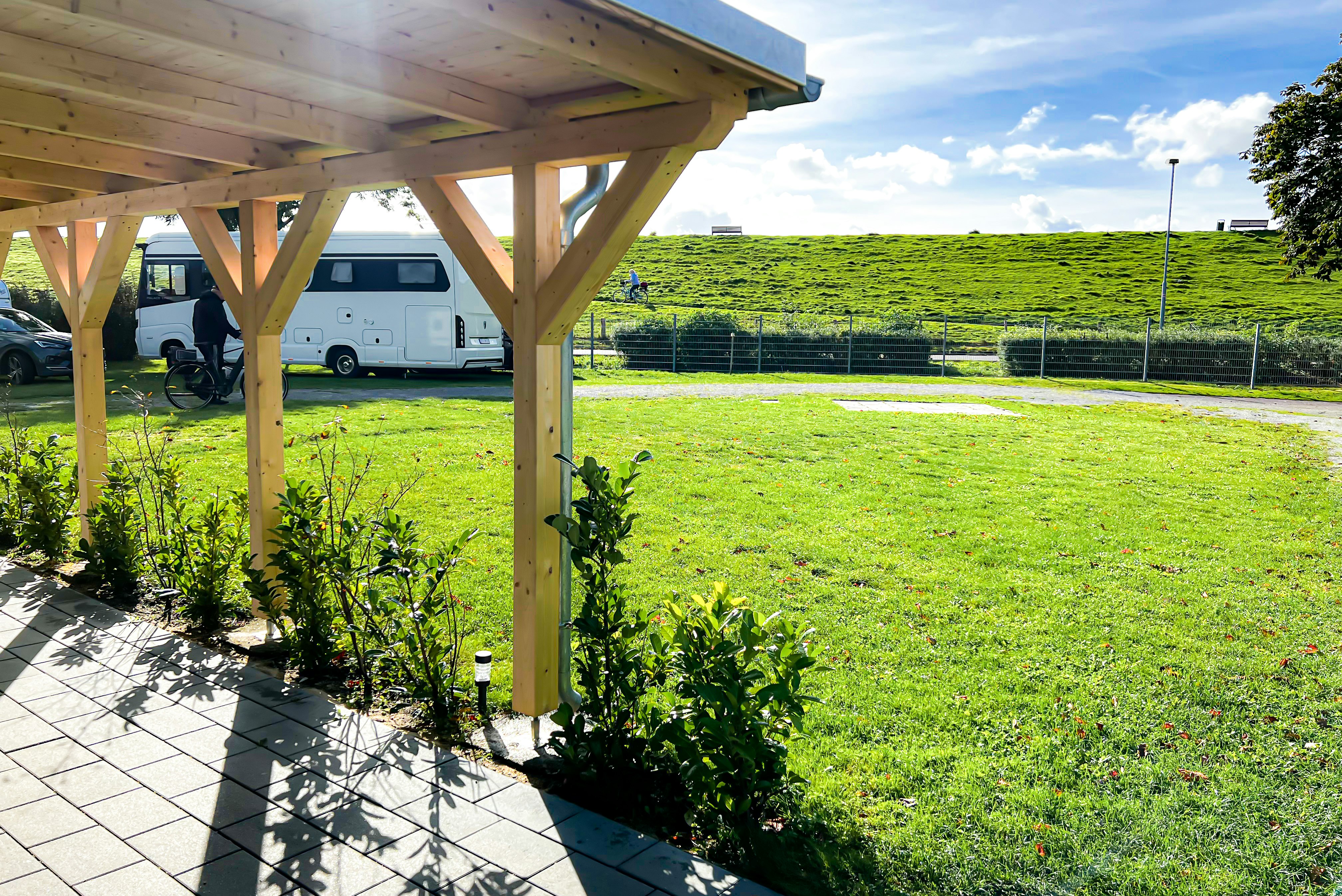 Elbdeichcamp Brunsbüttel - Standplätze auf der Wiese auf dem Campingplatz