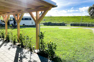 Elbdeichcamp Brunsbüttel - Standplätze auf der Wiese auf dem Campingplatz