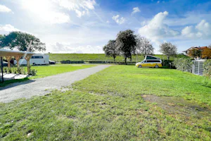 Elbdeichcamp Brunsbüttel - Standplatzwiese auf dem Campingplatz
