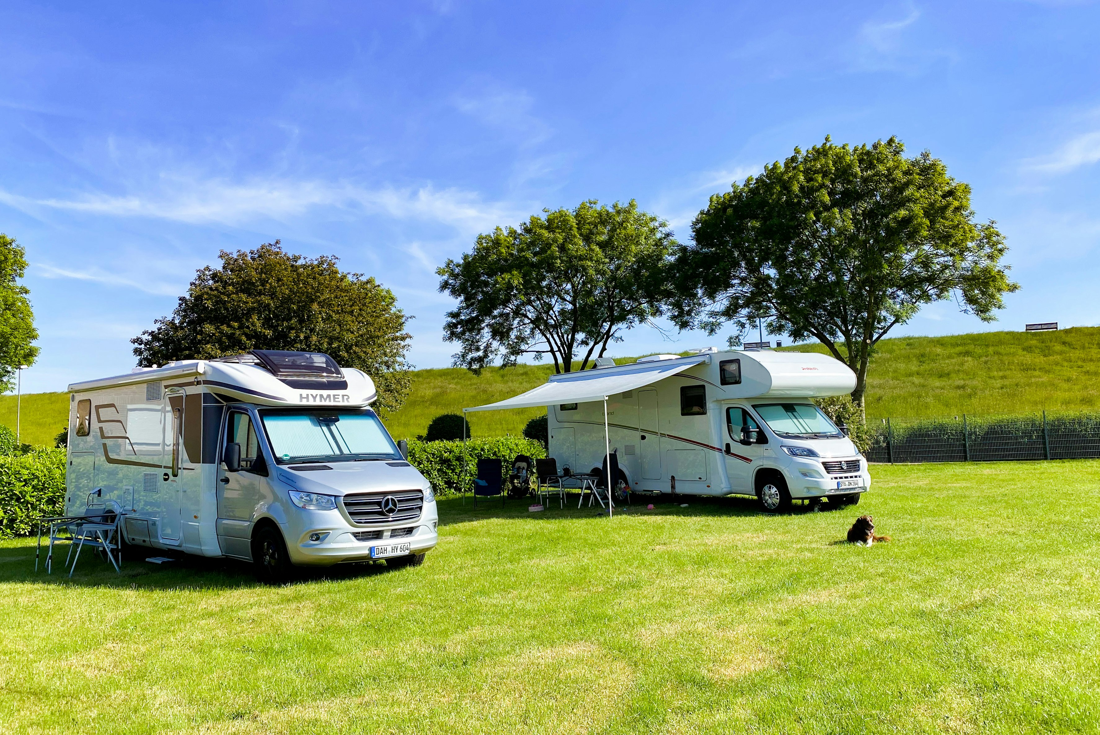 Elbdeichcamp Brunsbüttel - Wohnmobil- und Wohnwagenstandplätze auf der Wiese