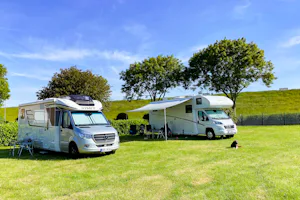 Elbdeichcamp Brunsbüttel - Wohnmobil- und Wohnwagenstandplätze auf der Wiese