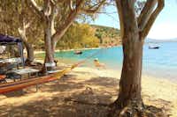 Elena's Beach Camping - Blick vom Campingplatz auf das Mittelmeer mit Booten im Meer und einer Hängematte im Vordergrund