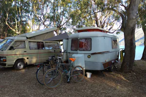 Elena's Beach Camping - Wohnwagen und VW-Campingbus auf Stellplatz zwischen Bäumen