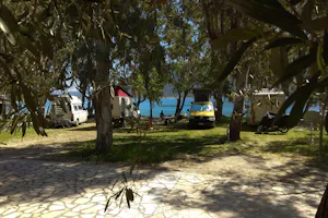 Elena's Beach Camping - Wohnwagen- und Zeltstellplatz zwischen Bäumen