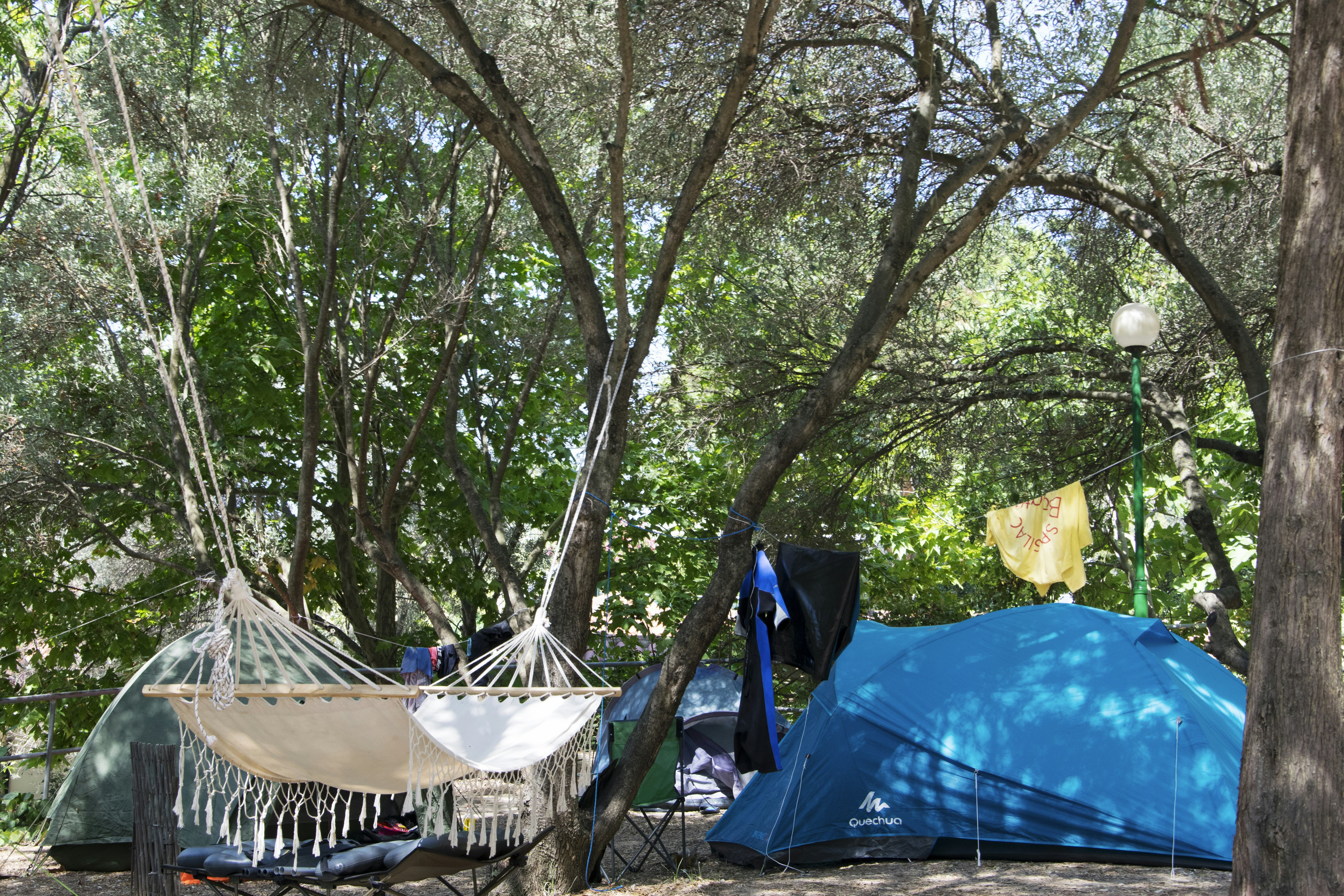 Elena's Beach Camping - Zelte zwischen Bäumen mit Hängematte