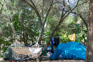 Elena's Beach Camping - Zelte zwischen Bäumen mit Hängematte