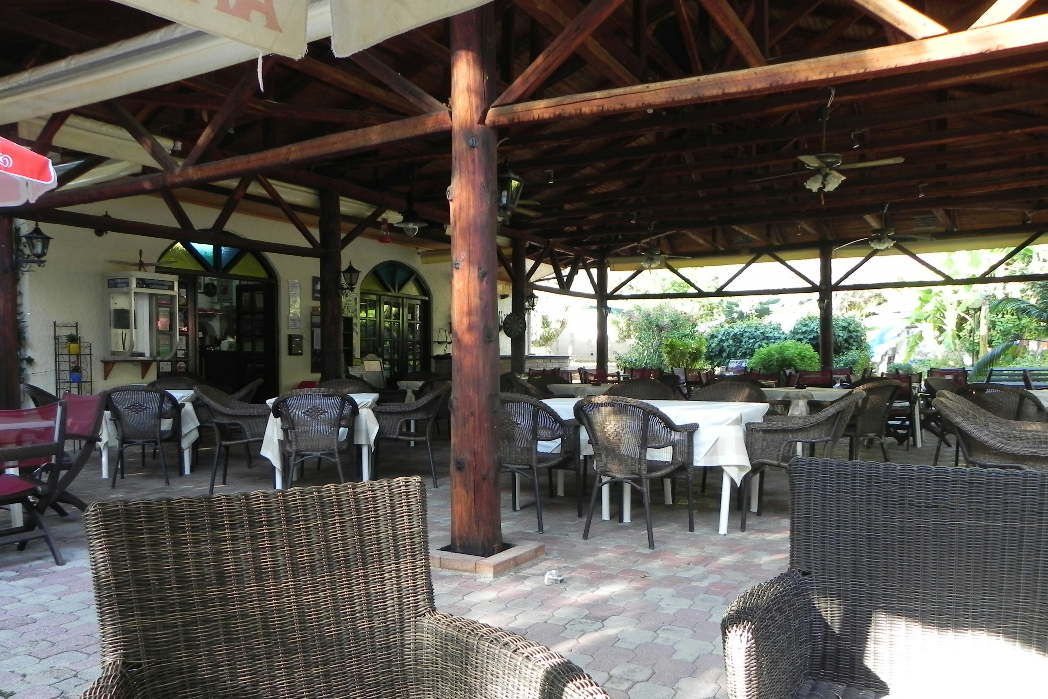 Elena's Beach Camping - überdachter Essensbereich des Restaurants 