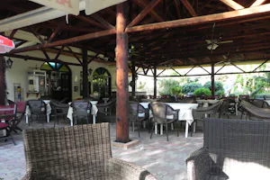 Elena's Beach Camping - überdachter Essensbereich des Restaurants