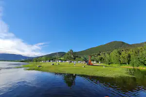 Elstad Camping - Blick auf den Campingplatz am Ufer
