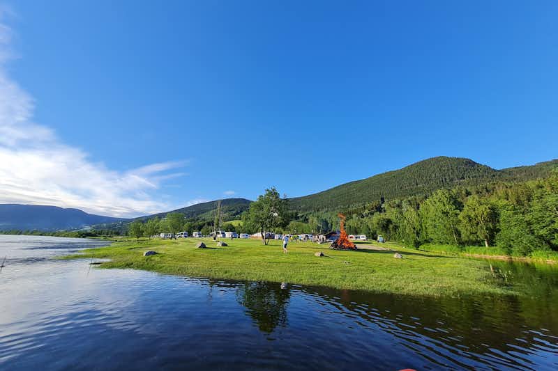 Elstad Camping - Blick auf den Campingplatz am Ufer