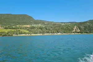 Elstad Camping - Blick auf den Campingplatz am Ufer