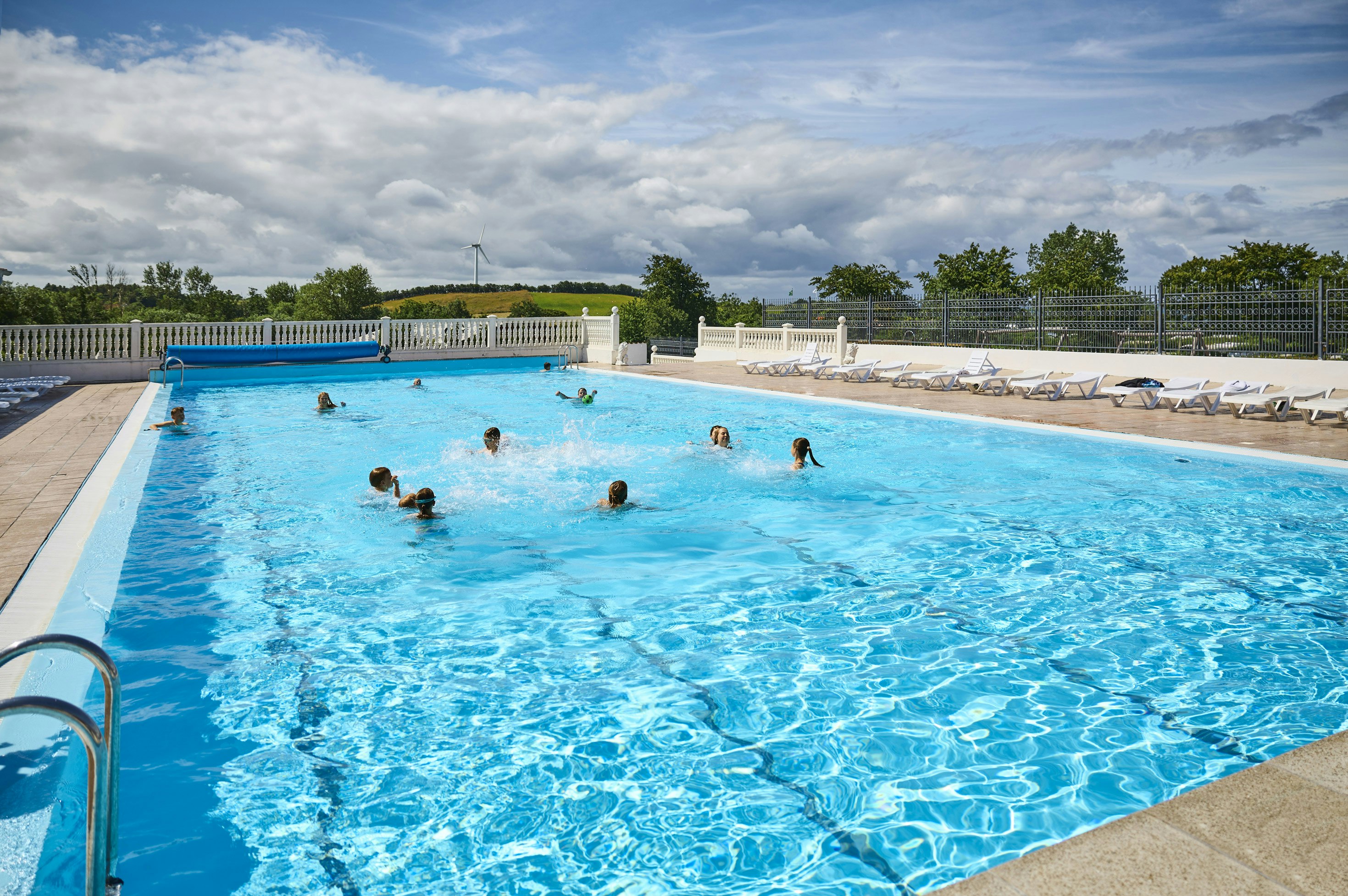 Emmerbølle Strand Camping  - Pool im Freien mit Liegestühlen