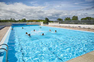 Emmerbølle Strand Camping - Pool im Freien mit Liegestühlen