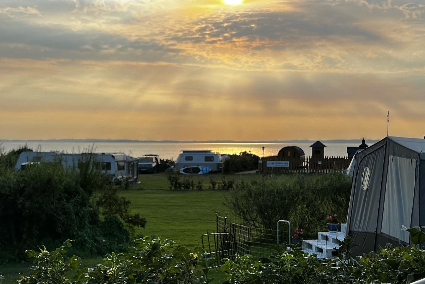 Emmerbølle Strand Camping - Blick auf die Standplätze bei Sonnenuntergang