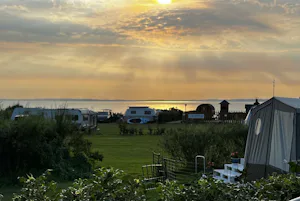 Emmerbølle Strand Camping - Blick auf die Standplätze bei Sonnenuntergang
