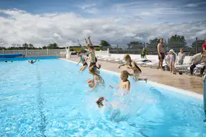 Emmerbølle Strand Camping - Kinder im Freibad des Campingplatzes