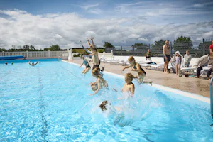 Emmerbølle Strand Camping - Kinder im Freibad des Campingplatzes