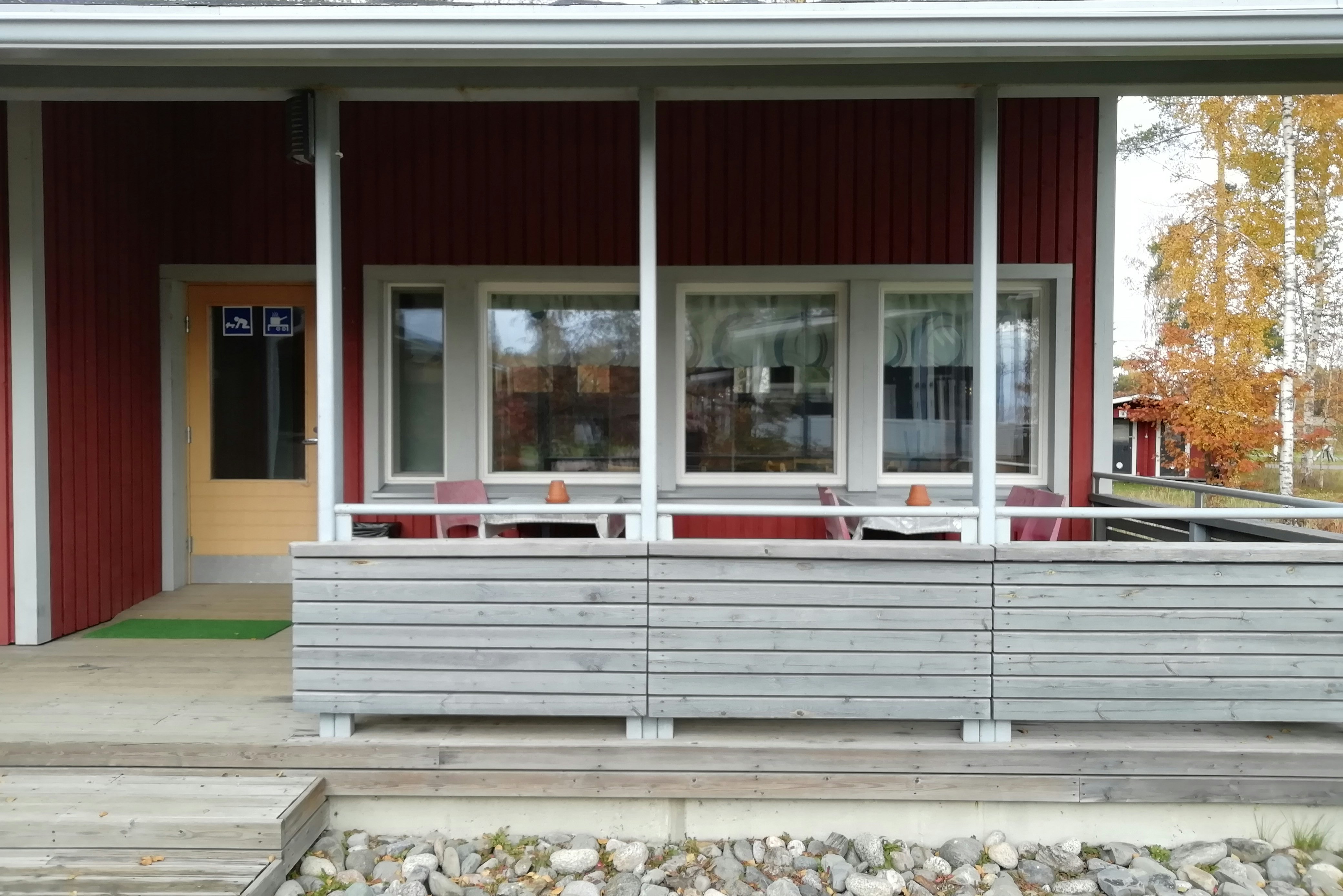 Emolahti Beach Camping  - Mobilheim mit Terrasse auf dem Campingplatz