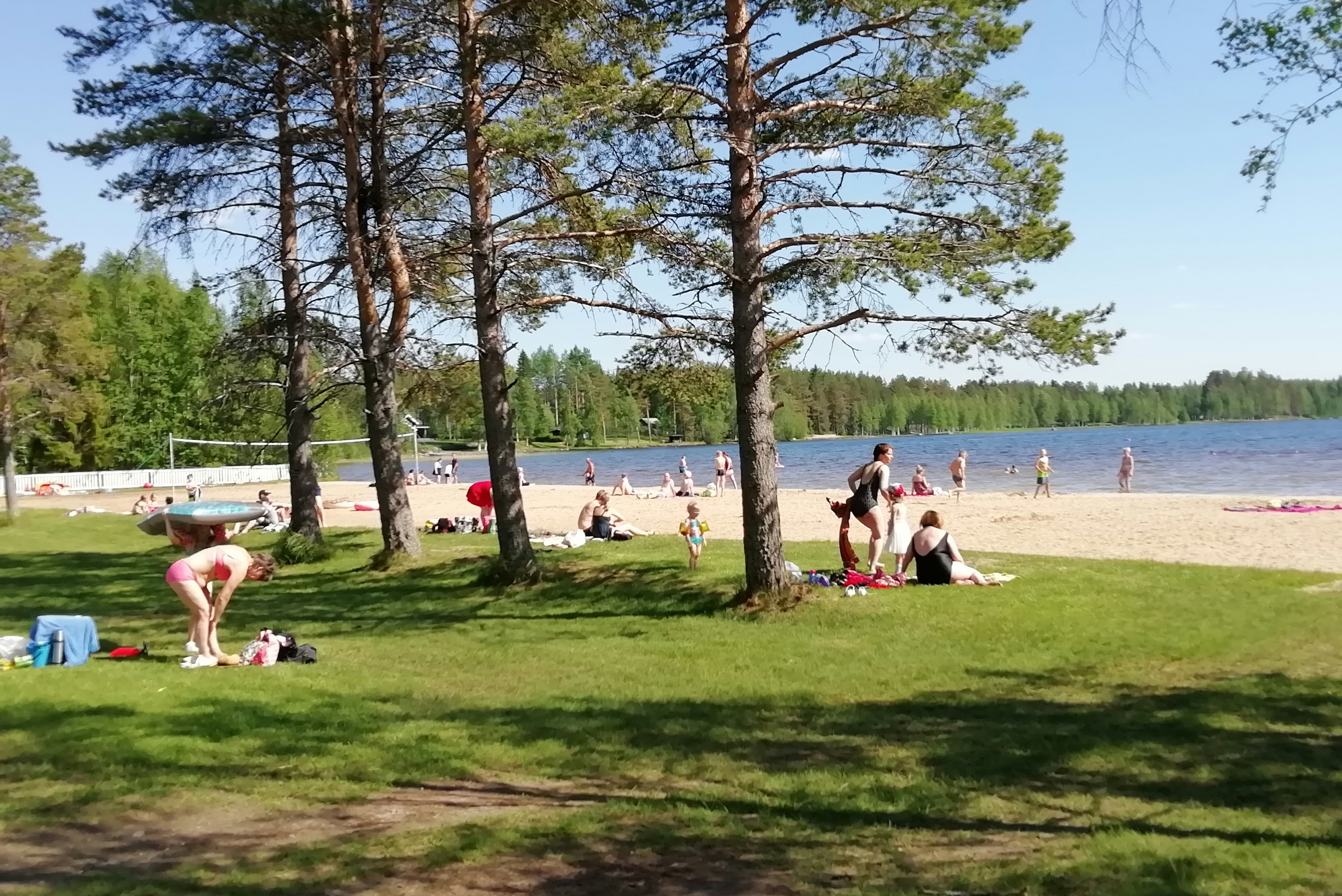 Emolahti Beach Camping - Badestrand mit Liegewiese auf dem Campingplatz