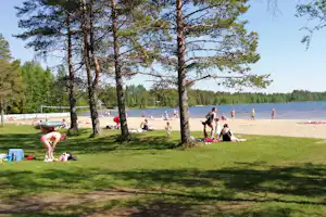 Emolahti Beach Camping - Badestrand mit Liegewiese auf dem Campingplatz
