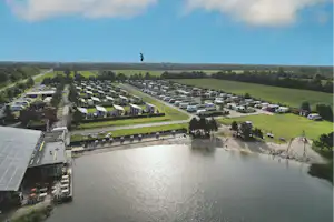 Emsland-Camp - Luftaufnahme des Campingplatzes am Wasser