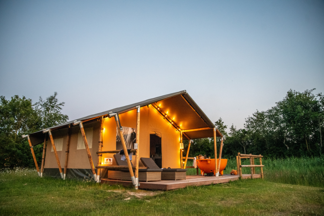 Erfgoed Bossem - Glamping-Zelt mit Terrasse auf dem Campingplatz