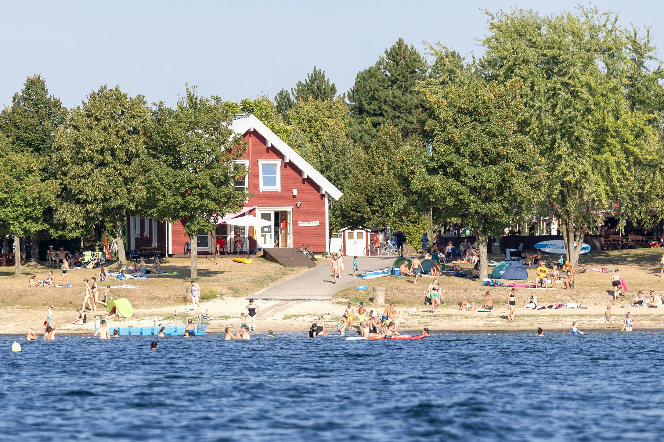 Erholungspark Mondsee - Blick auf den Badestrand am Campingplatz