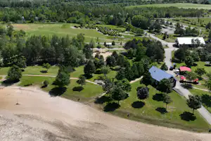 Erholungspark Mondsee - Umgebung des Campingplatzes mit Feldern und Bäumen
