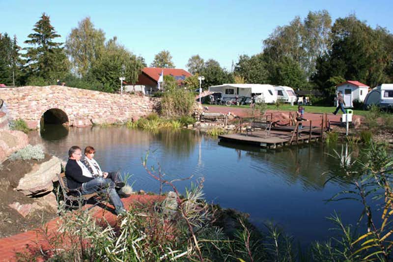 Erholungspark Wehlingsheide  -  Blick auf den Campingplatz am Fluss