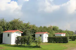 Erholungspark Wehlingsheide - Außenansicht Sanitärgebäude vom Campingplatz im Grünen