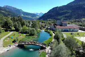 Erlebnis Comfort Camping Aufenfeld - Blick auf den Badesee auf dem Campingplatz