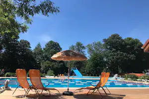 ErlebnisCamping Lausitz - Campingplatz mit Pool, Wasserrutsche, Liegestühlen und Sonnenschirmen
