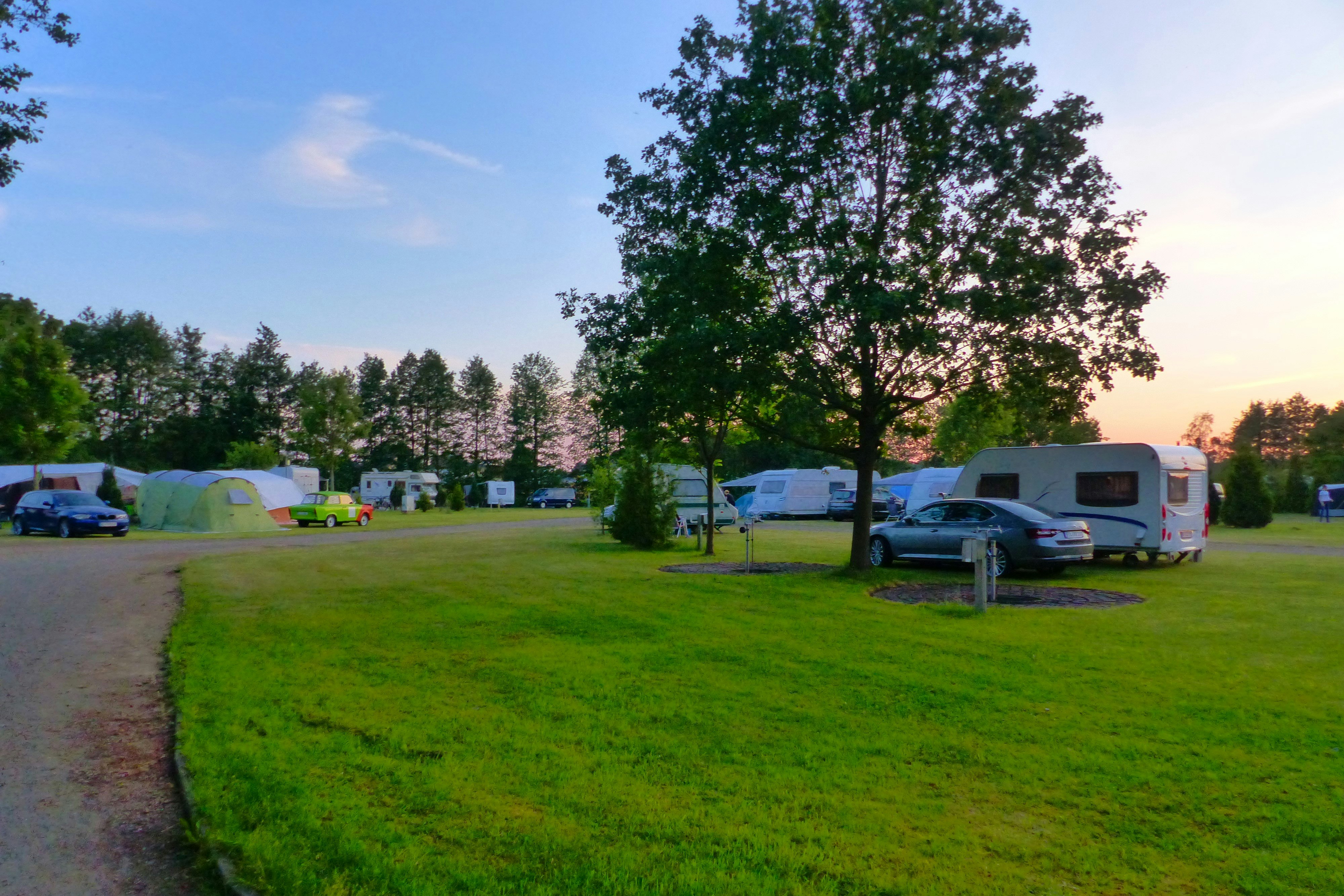ErlebnisCamping Lausitz - Stellplätze und Camping-Wiese am Sonnenuntergang
