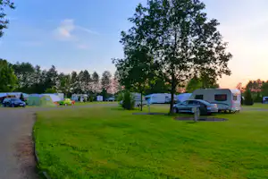 ErlebnisCamping Lausitz - Stellplätze und Camping-Wiese am Sonnenuntergang