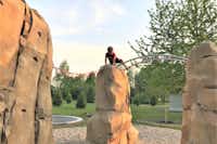 ErlebnisCamping Lausitz - junger Gast klettert auf dem Spielplatz