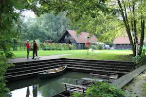 Kneipp- und Erlebnis Camping an den Spreewaldfließen - Boot auf dem Wasser auf dem Campingplatz