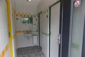 Erzgebirgscamp Neuclausnitz - Innenansicht des Sanitärgebäudes