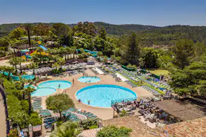 Esterel Caravaning - Luftaufnahme vom Pool auf dem Campingplatz mit Liegestühlen in der Sonne